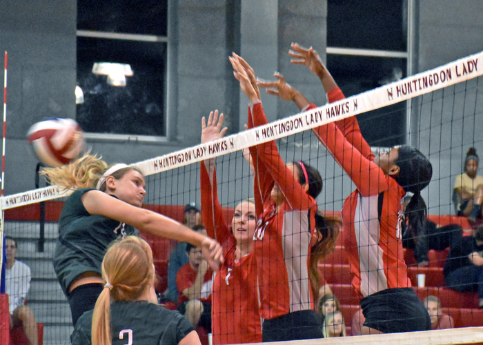 The Huntingdon volleyball team combined for 22 blocks in Sunday's matches with Methodist and Meredith.