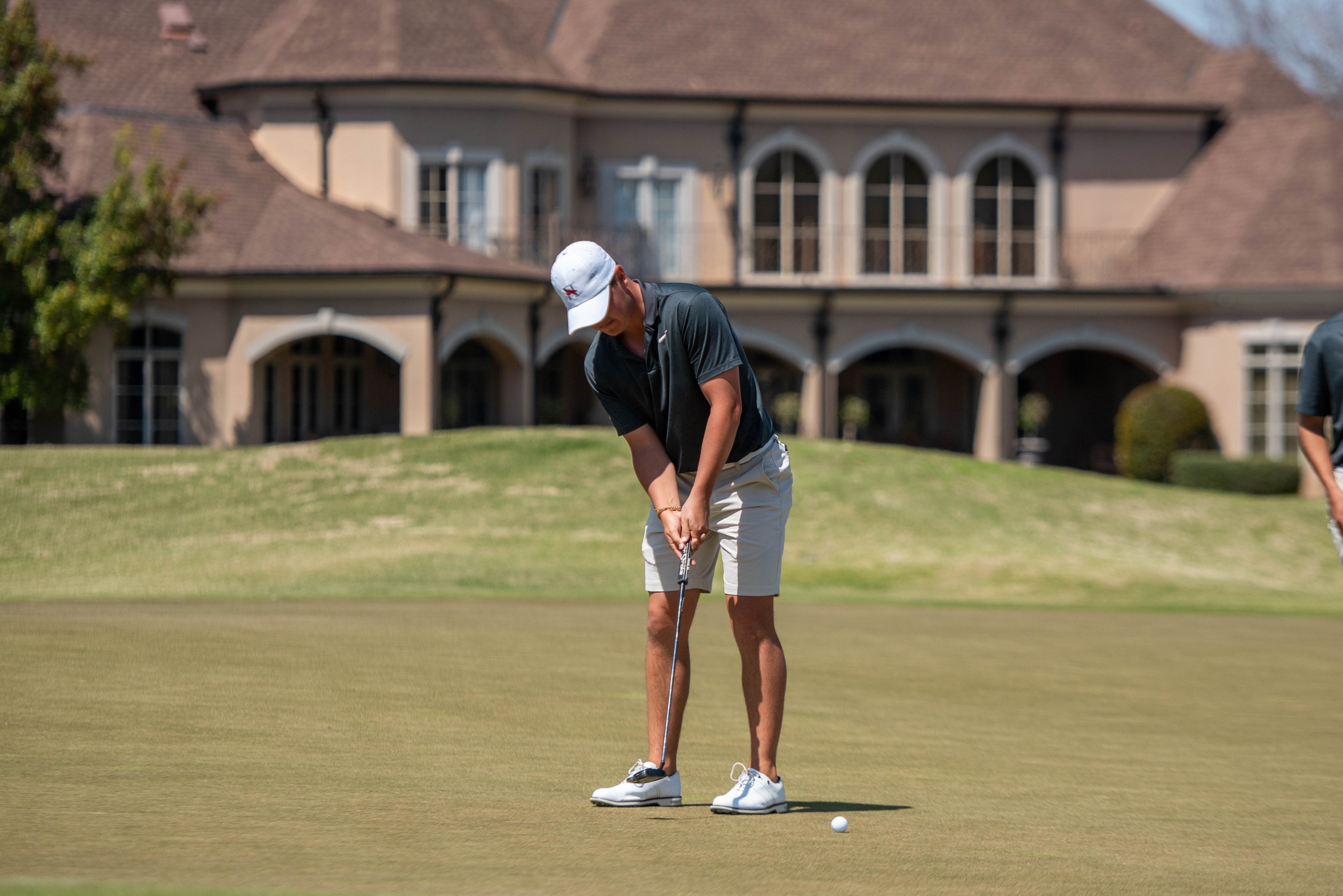 Hawks in 2nd After Round 1 of NCAA Division III Championship